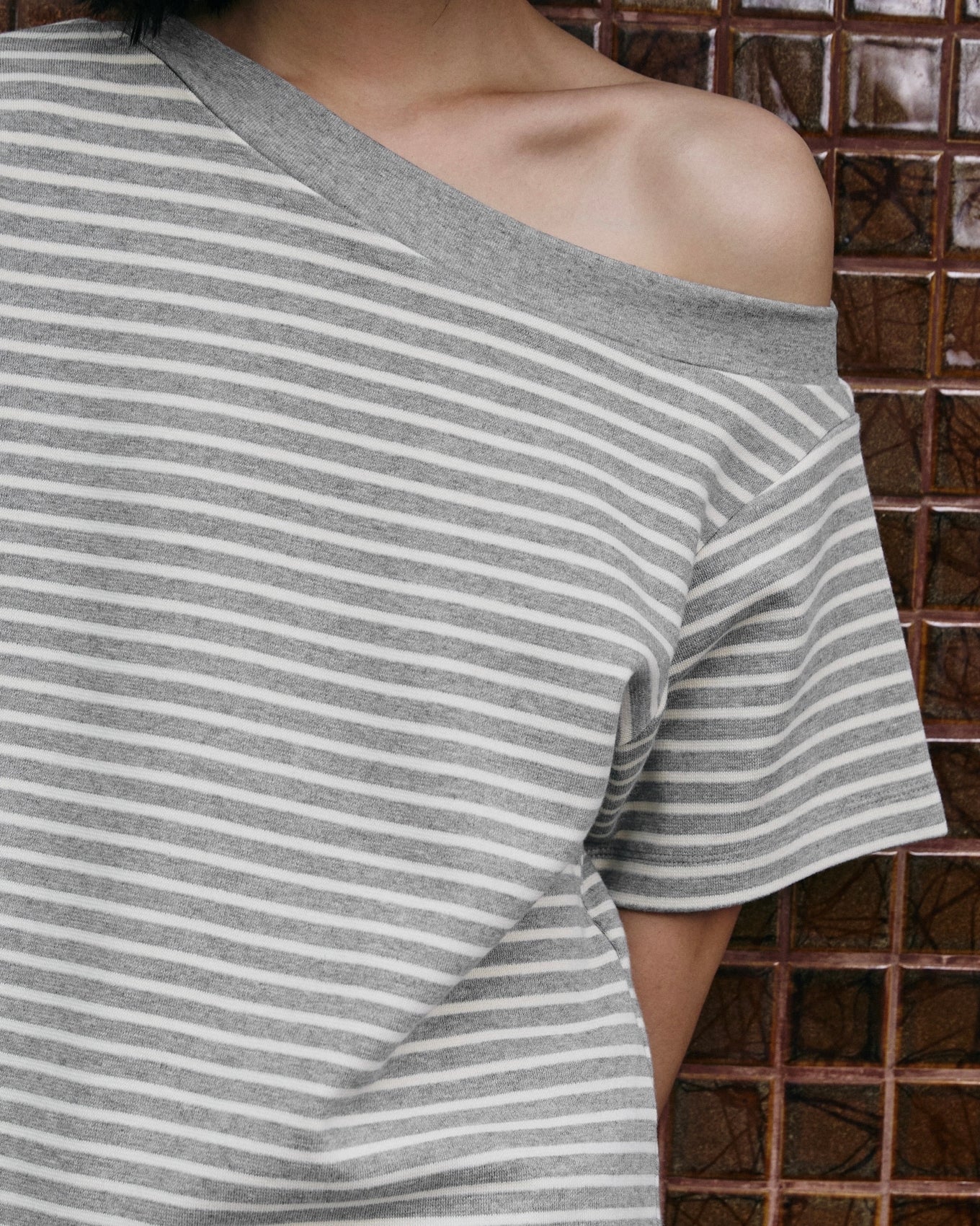 STRIPE OFF-SHOULDER IN GREY