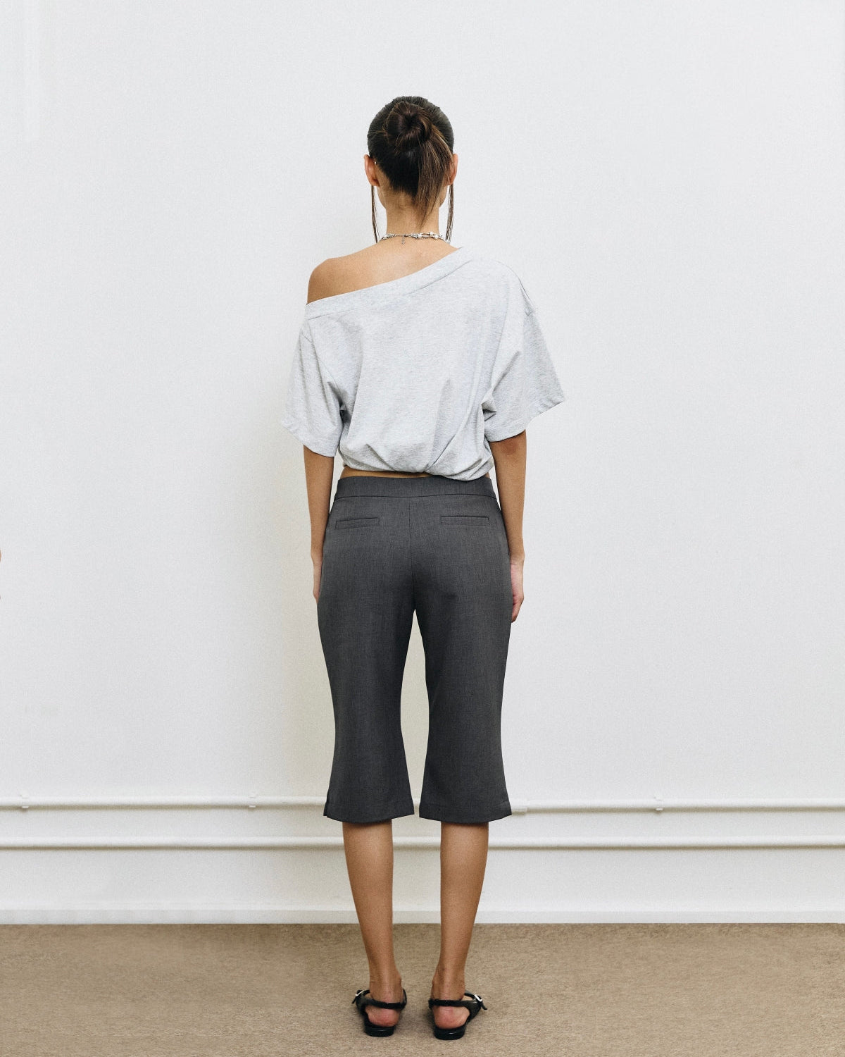 ESSENTIAL CAPRIS IN DARK GREY