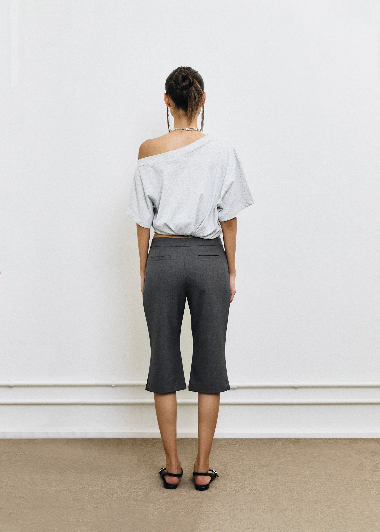 ESSENTIAL CAPRIS IN DARK GREY