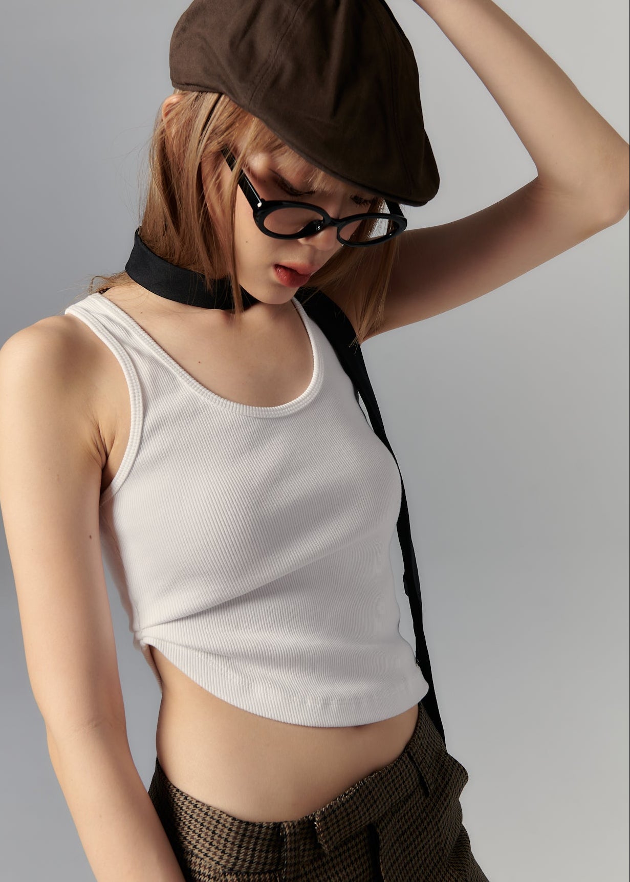 비대칭 U넥 화이ASYMMETRICAL U-NECK TANK IN WHITE트 탱크톱