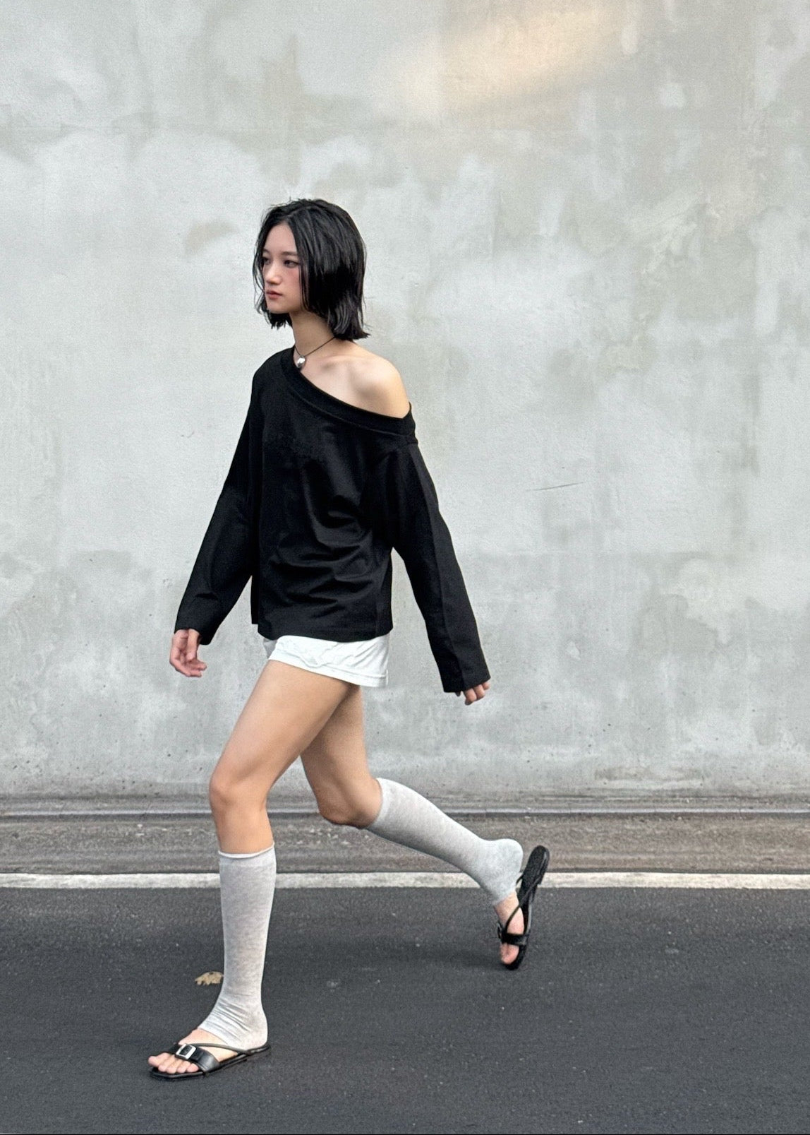 LONGSLEEVE OFF-SHOULDER IN BLACK