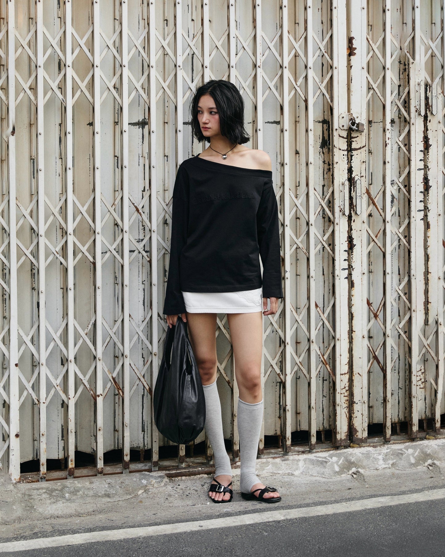 LONGSLEEVE OFF-SHOULDER IN BLACK