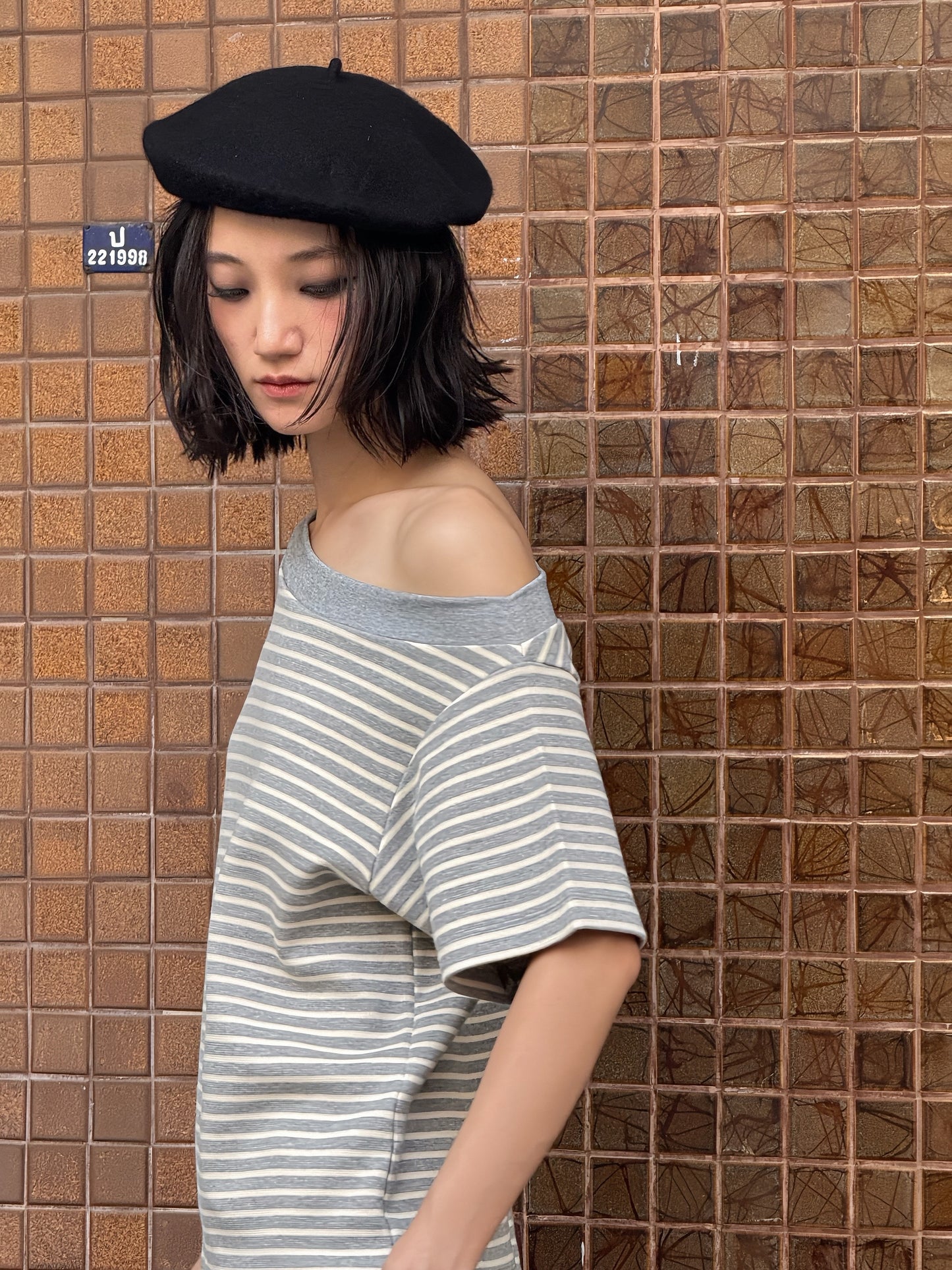STRIPE OFF-SHOULDER IN GREY