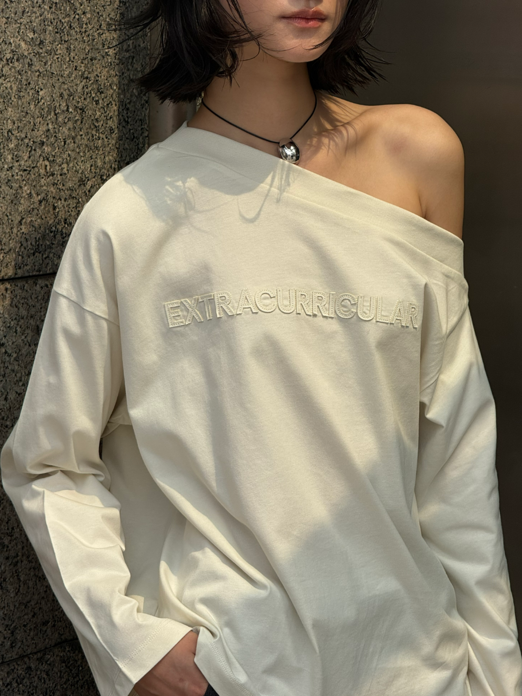 LONGSLEEVE OFF-SHOULDER IN CREAM