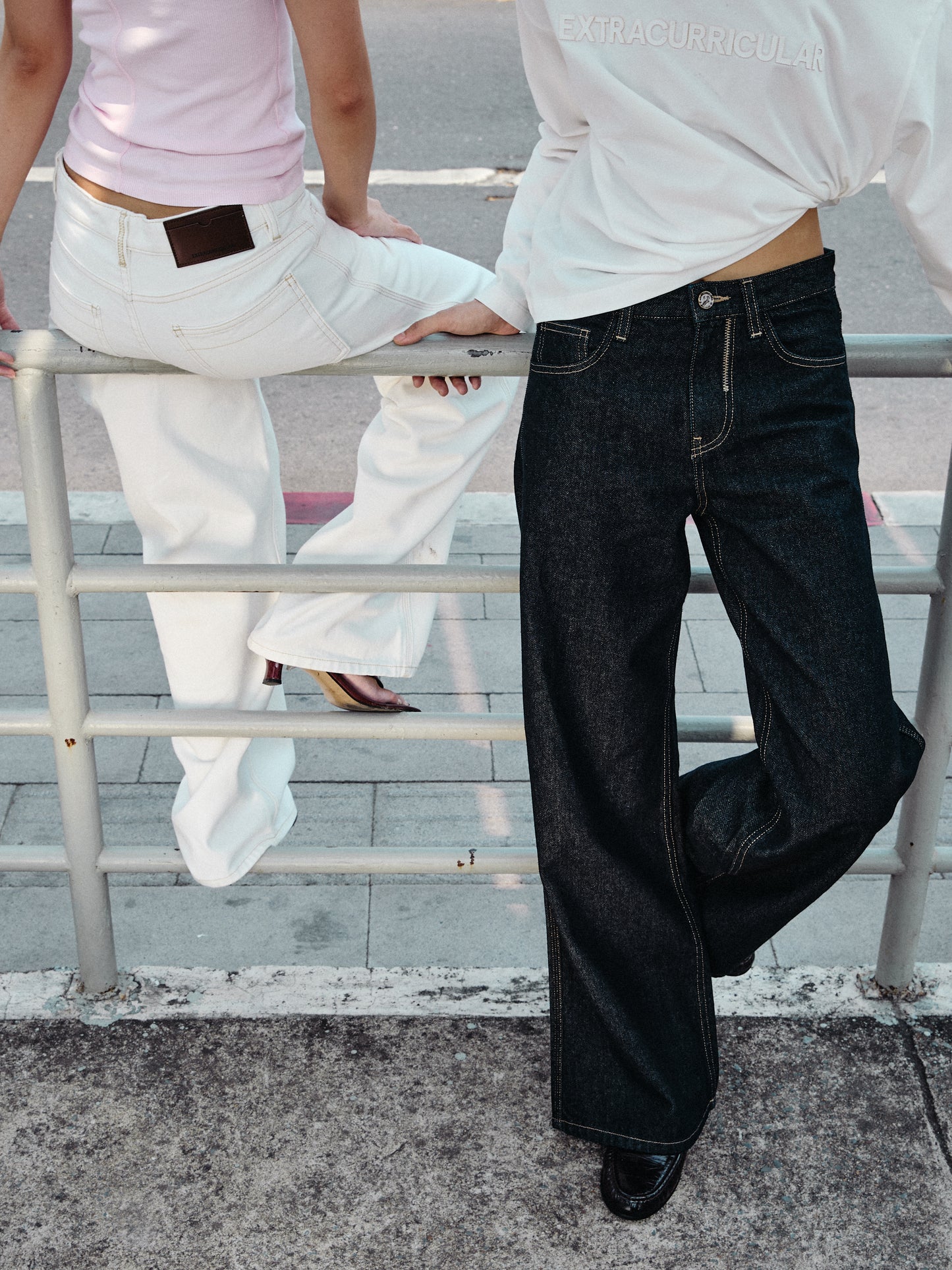 LOW-RISE WIDE LEG JEANS IN INDIGO