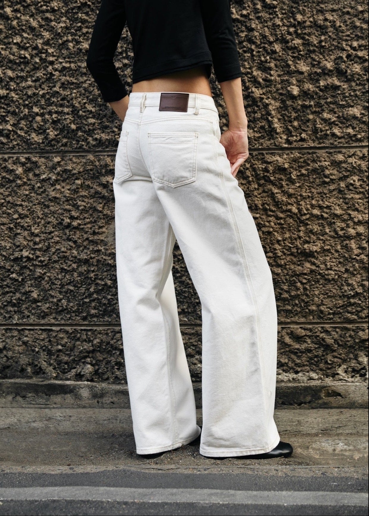 LOW-RISE WIDE LEG JEANS IN WHITE