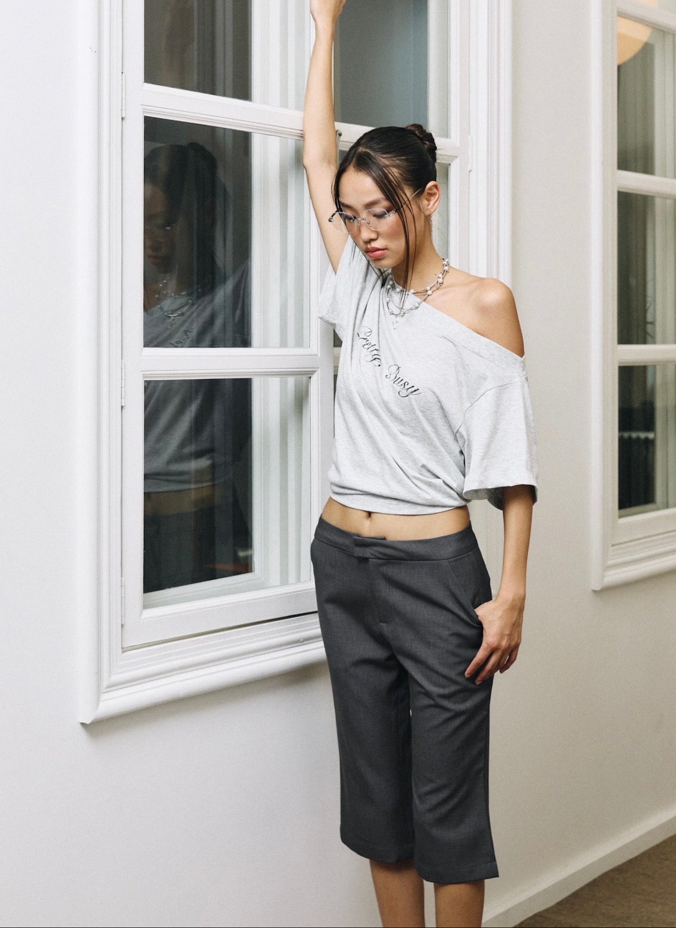ESSENTIAL CAPRIS IN DARK GREY